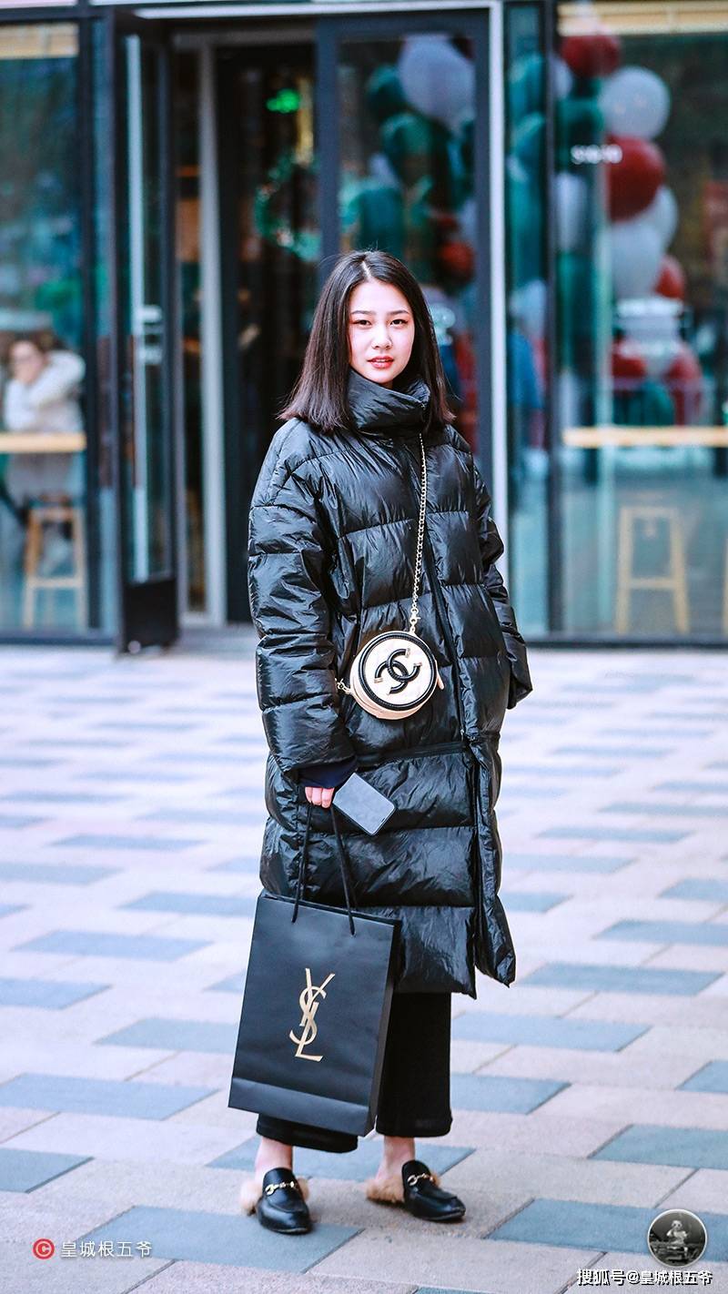 街拍搭配时尚女装_街拍时尚穿搭_时尚搭配街拍