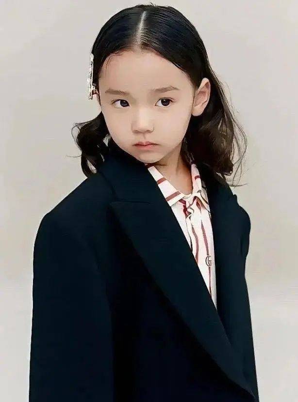 高云翔4岁女儿也开始代言？扎丸子头模特范十足