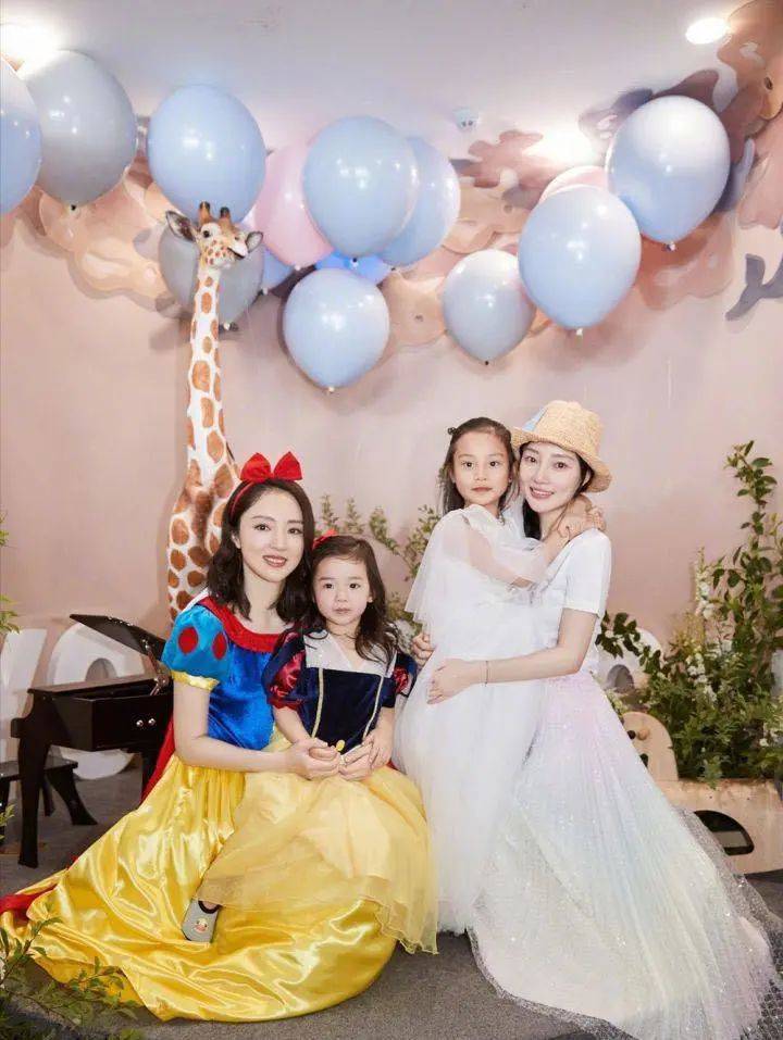 高云翔4岁女儿也开始代言？扎丸子头模特范十足