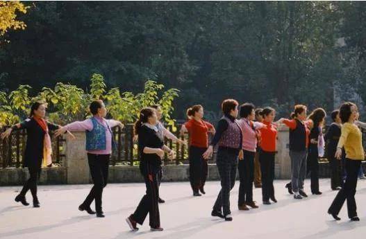
越来越多的中年女人“跳广场舞”是去跳舞吗三个女人说了实话【 中国有限公司】(图1)