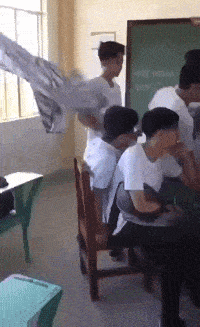 搞笑gif段子:男:副驾驶有专门化妆的镜子,要不要上来坐坐