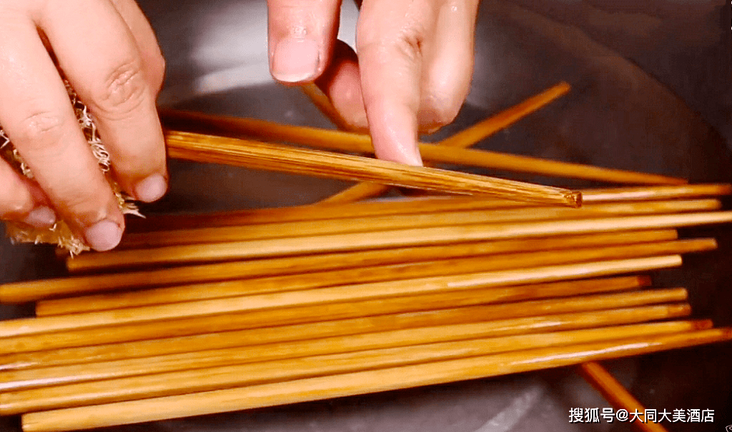 家中的筷子,用水煮已经过时了!大厨教你这样做,干净快速又卫生
