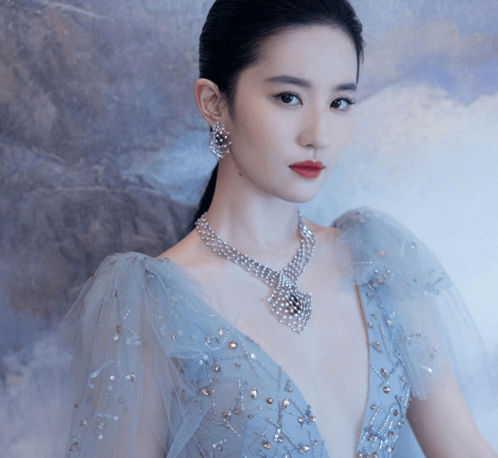 刘亦菲归国暴瘦后穿深v礼服,却瘦成平胸,一马平川但依旧有仙气