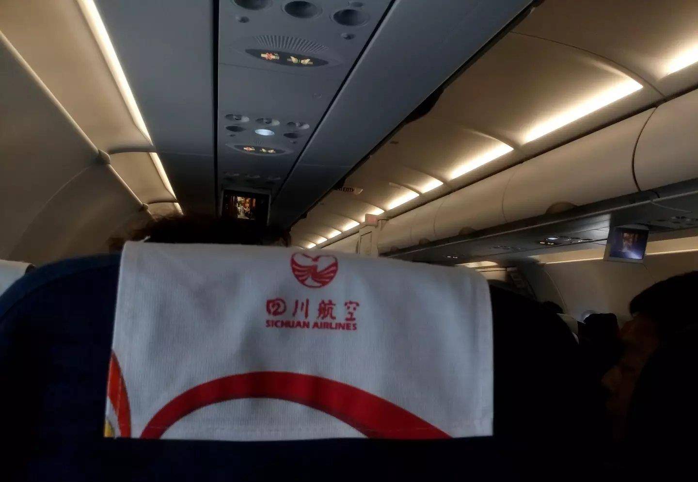 乘坐四川航空3U8857航班,成都经停郑州飞