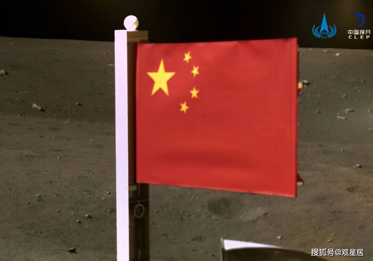 月球上升起中国国旗后,人们开始质疑美国登月,结果发现是真的!