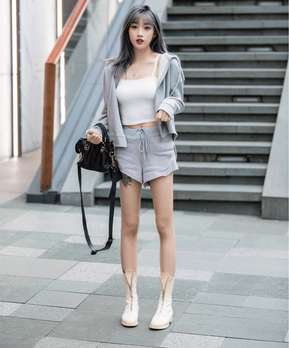 喜欢纹身的小姐姐,穿搭纯白色吊带,尽显霸气的女神范