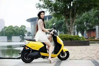 坐在豪车里男司机,忍不住看窗外骑电动车的,为什么