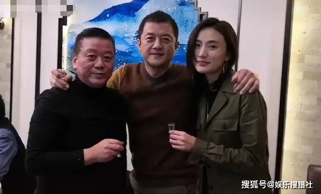 49岁李亚鹏会见绯闻女友家长，一家人其乐融融，