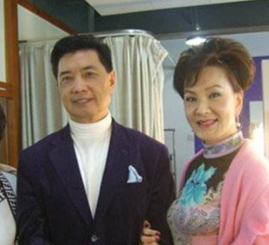 原创71岁夏台凤罕秀恩爱,与小25岁丈夫同框似同龄,独子40岁患癌离世
