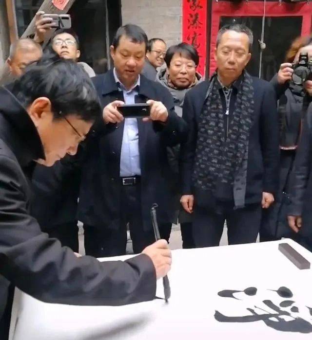 "网红校长"郑强秀书法,字迹遒劲有力,端正大气,笔笔精彩