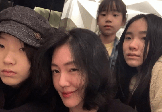 小s與老公同框似兩代人，女兒明明很醜卻說漂亮，丑到極致就是「高級臉」？ 娛樂八卦吃瓜 第4张