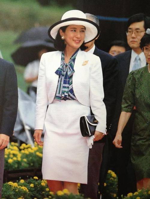 雅子皇后庆57岁生日!穿粉衫戴珍珠项链好高贵,与德仁恩爱27年
