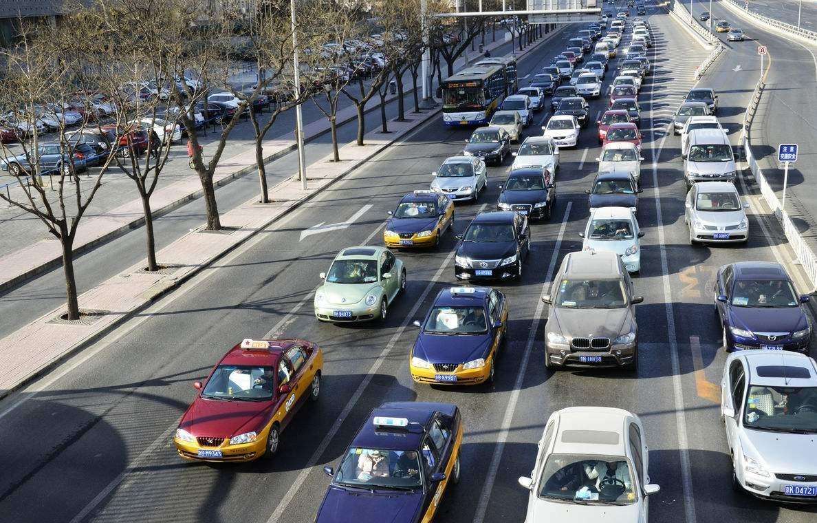中国堵车最厉害的4座城市，早高峰一堵就是半天，走路都比开车快