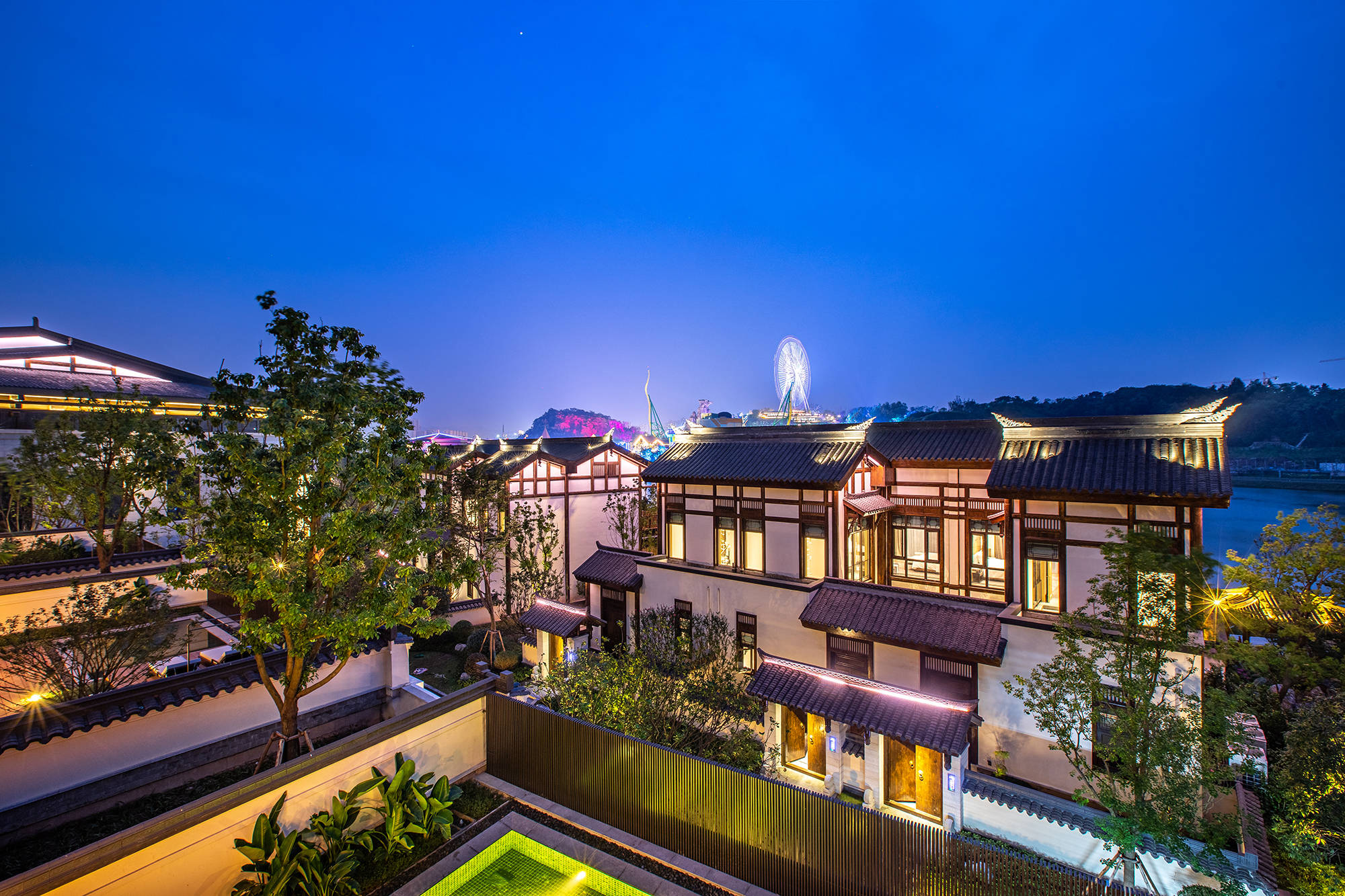 重庆融创文旅城酒店群坐落于重庆市沙坪坝区,是主城区内度假型岛式