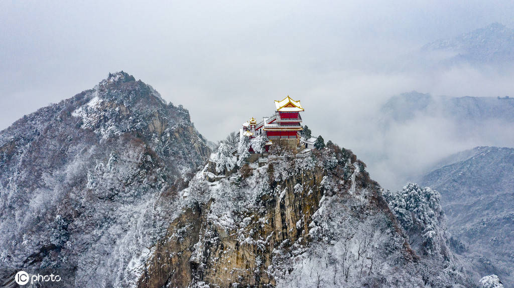 雪后终南山雪景,银装素裹雾气缭绕似仙境