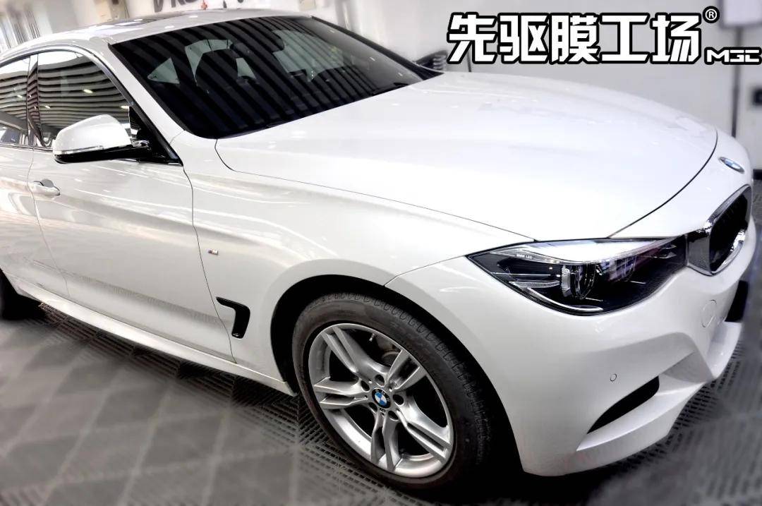 施工车型:宝马gt320li 原车颜色:矿石白 施工项目:全车贴漆面保护膜