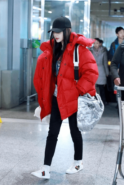 
李小璐现身穿红色羽绒服 气质出众 又一次证明晰自己的衣品_亚博全站APP登录官网，亚博全站官网登录平台，亚博全站最新版app下载