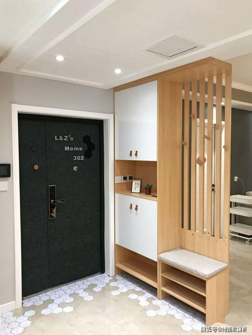 入户玄关墙上挂衣架效果图 02dba96197884a66bb94e6002e0ca1df.jpeg