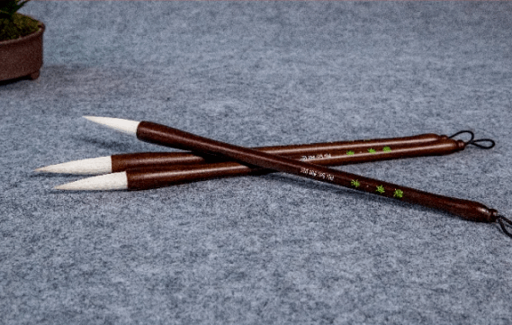 毛笔,是古代中国与西方用羽毛书写风采迥异的独具特色的书写,绘画工具