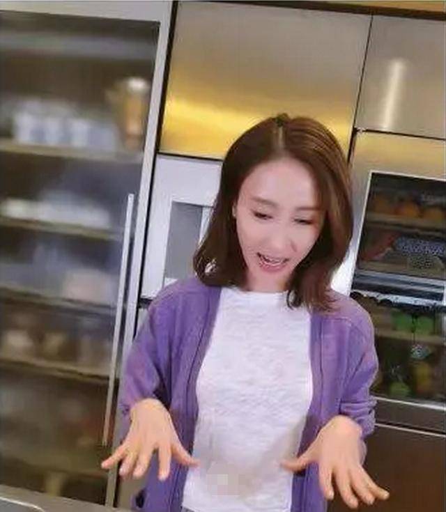 49岁黎姿晒近照，一顿饭就好几万？嫁大15岁残疾
