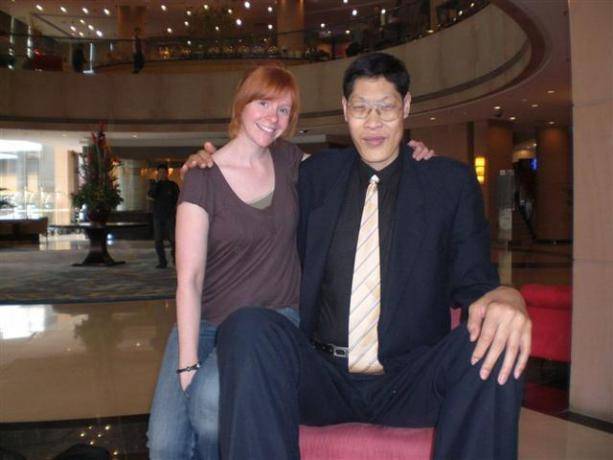 原创嫁给2米42的高人有何感受妻子说很多事不方便至今没孩子