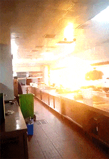 原创爆笑gif:妹子这穿衣风格原谅我有点欣赏不了