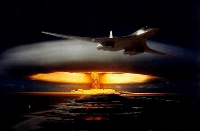 二战美军投掷原子弹爆炸才十几秒钟时间轰炸机怎么离开的