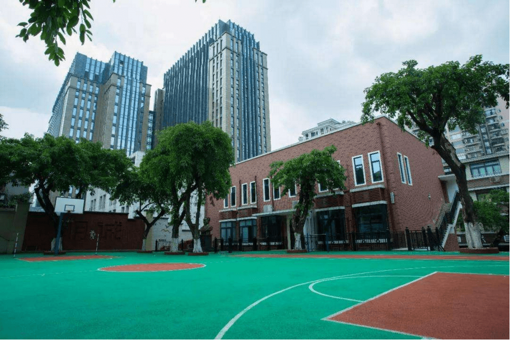 这所重庆市渝中区中华路小学已经具有百年历史了, 这所小学在1981年