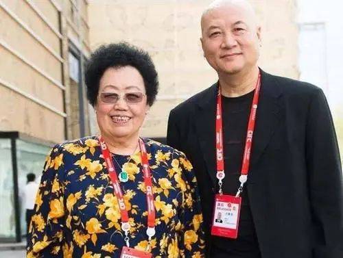 想不到吃軟飯的男星還有他？已成娛樂圈巨星！而他被富婆玩膩，就被拋棄了？ 娛樂八卦吃瓜 第1张