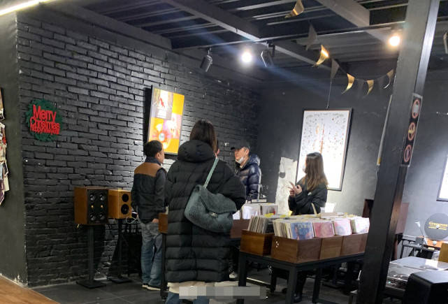 与准继母同框破不和传闻?李亚鹏带小女友逛街,身边女子酷似李嫣