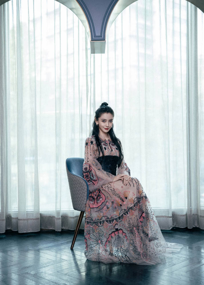 杨颖精美壁纸,复古印花公主裙让人看起来很优雅,明丽闪耀