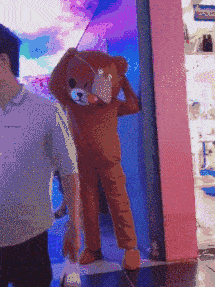 搞笑gif趣图:大哥,你这样出门,完全可以横着走路了!