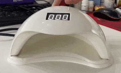 动图来源于soogif不过最近听到一个说法,经常做美甲会把手晒黑,变成