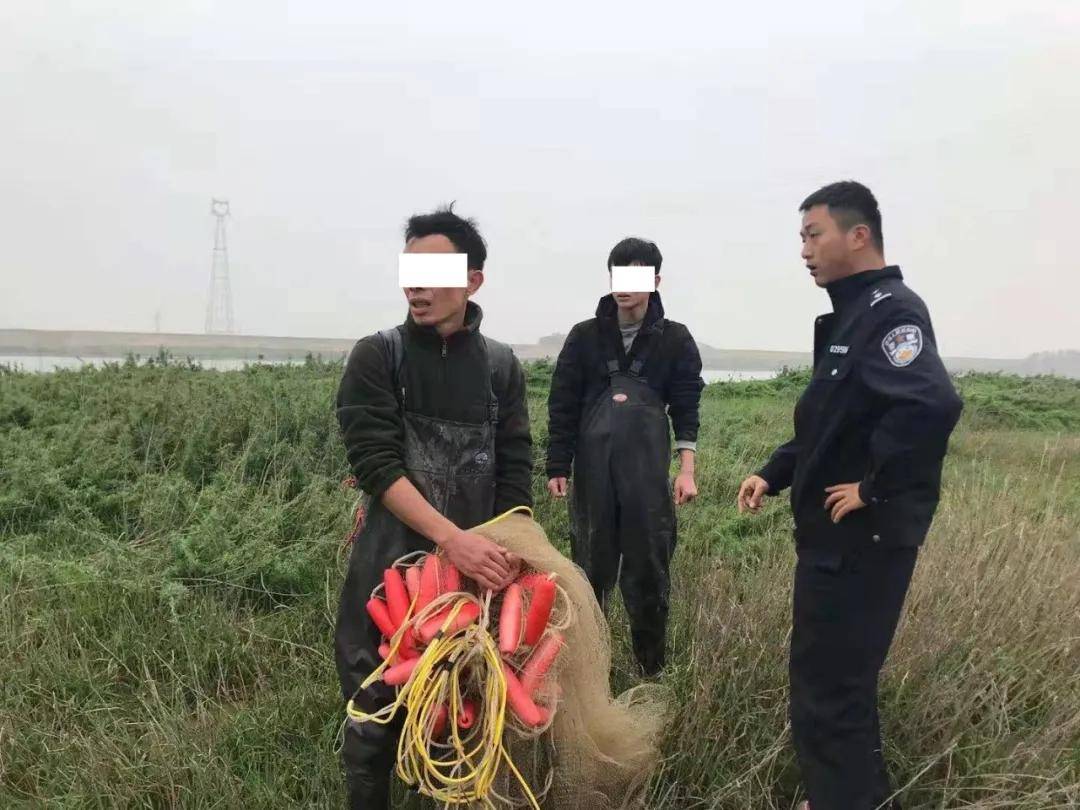 据了解,12月10日14时许,永修县公安局三角派出所民警巡逻至修河三角