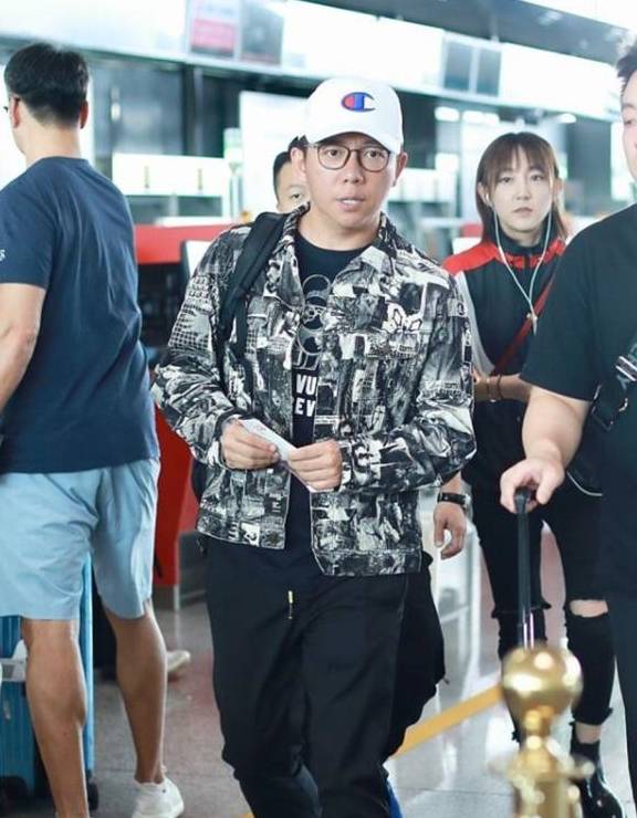 胡海泉机场现身变沧桑,虽然一身型男装,怎奈身高有点矮