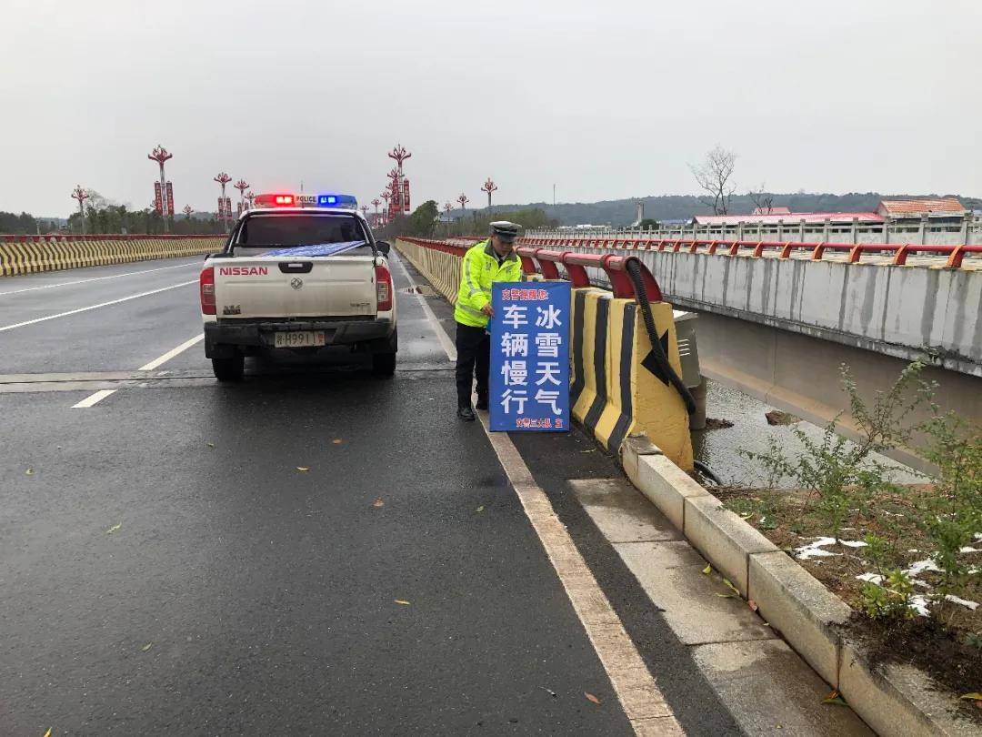 以雪为令！益阳交警风雪中坚守岗位保畅通！