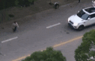 gif搞笑段子:女朋友说睡不着,跟她换了位置为什么还踢