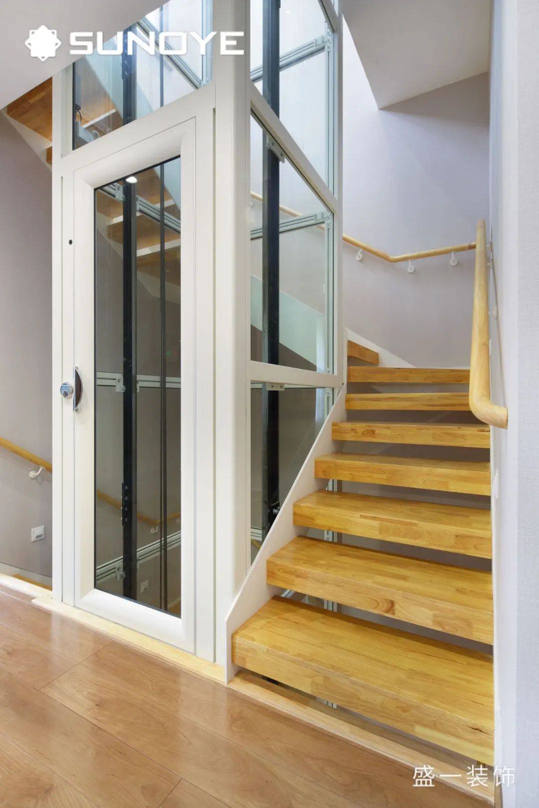 楼梯的设计使得中间节省的空间可以改造为其他用途,这里放置一个电梯