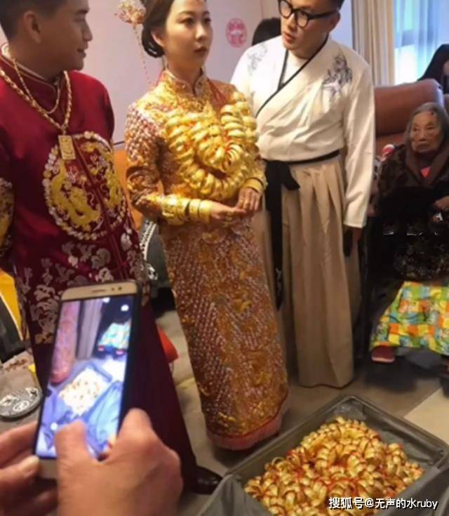 广东一婚礼现场新娘戴满金首饰,当事人:我们这边都一样.