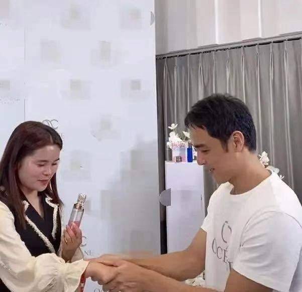 明道加入张庭公司，对女员工吻头发闻脖子摸手