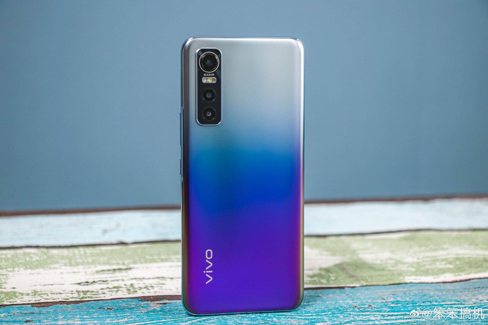 vivo s7e很好的延续了vivo一贯的"潮"属性,它共有幻砂星海,银月,黑镜