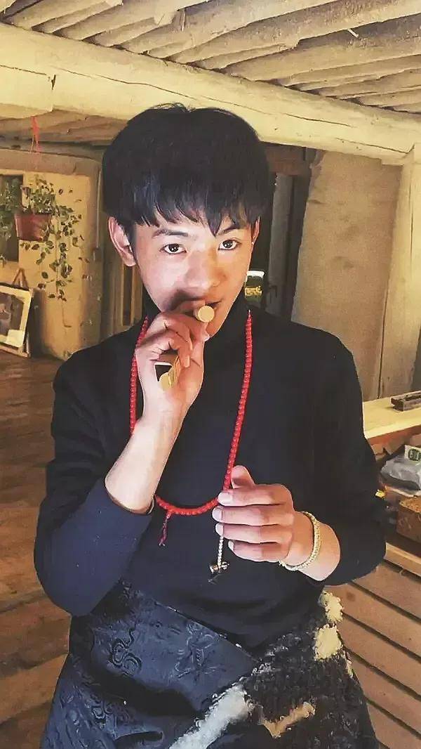 丁真拒上百个商业代言，成名后没机会回家，跟
