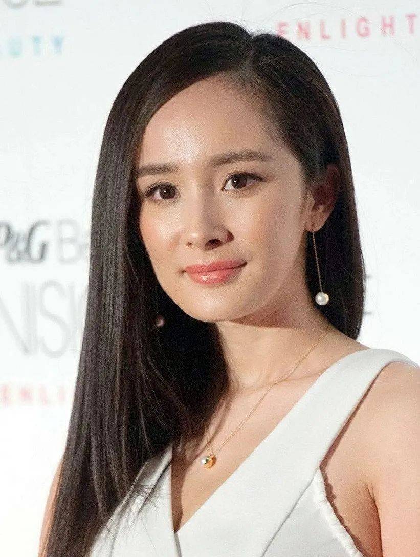 赵丽颖眼窝太深显老，其实她天生就这样，杨幂