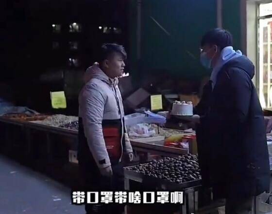 路人口罩蛋糕_戴口罩的路人照片