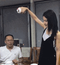 美女,这样倒酒,一杯酒你要倒多久啊