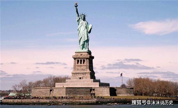 美国“最尴尬”雕像，因女游客不雅行为，“重要部位”被摸掉漆
