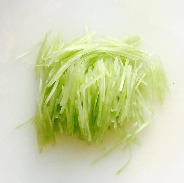 凉拌莴笋丝究竟要不要焯水?厨师长告知正确做法,脆爽十足颜色好