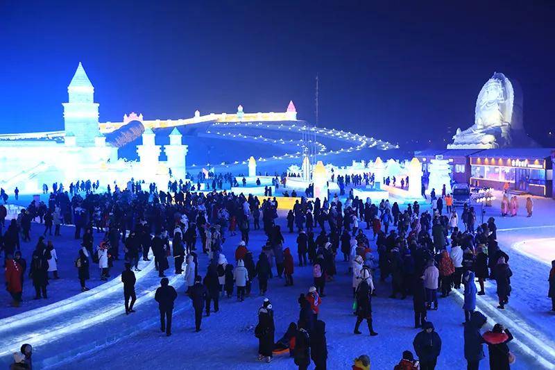 而一到冬季,哈尔滨的冰雪文化,冰雪产业又是其旅游业繁荣的重要原因.