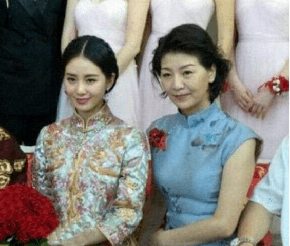 明星们颜值逆天的妈妈刘亦菲刘诗诗占了大便宜看到邓伦妈妈婆婆先叫了