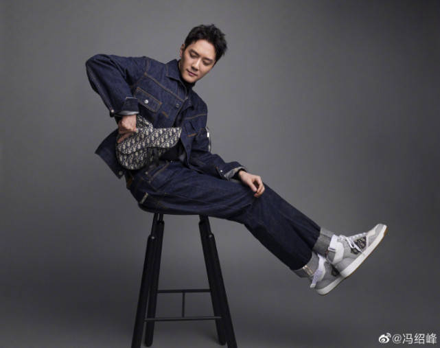 冯绍峰片场抽烟惹争议,翘二郎腿与工作人员谈笑风生